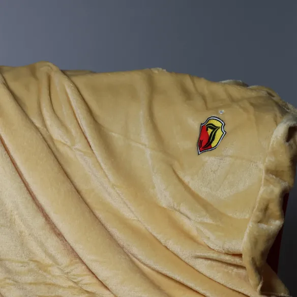 Koc musztardowy z haftem J