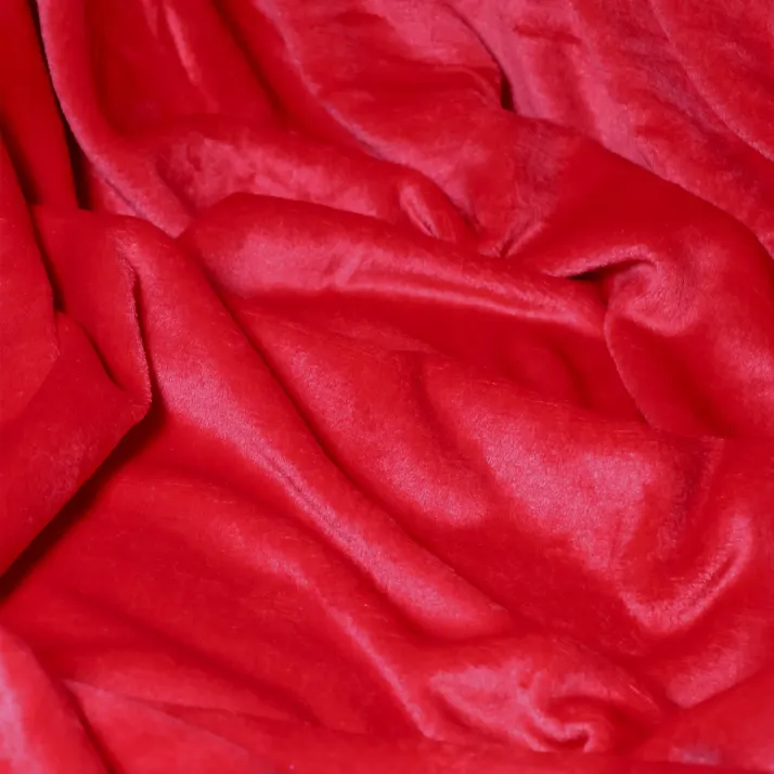 Koc czerwony z haftem J