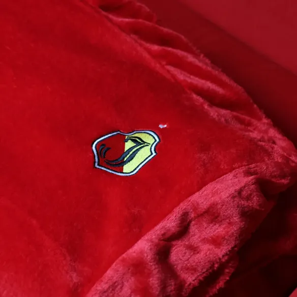 Koc czerwony z haftem J